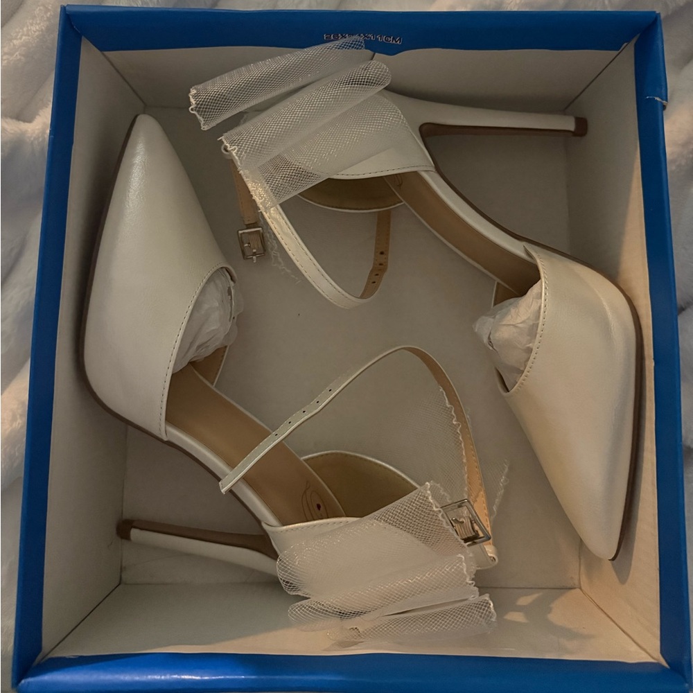 Women’s size 6.5 White Bow Heels (NEVER WORN)